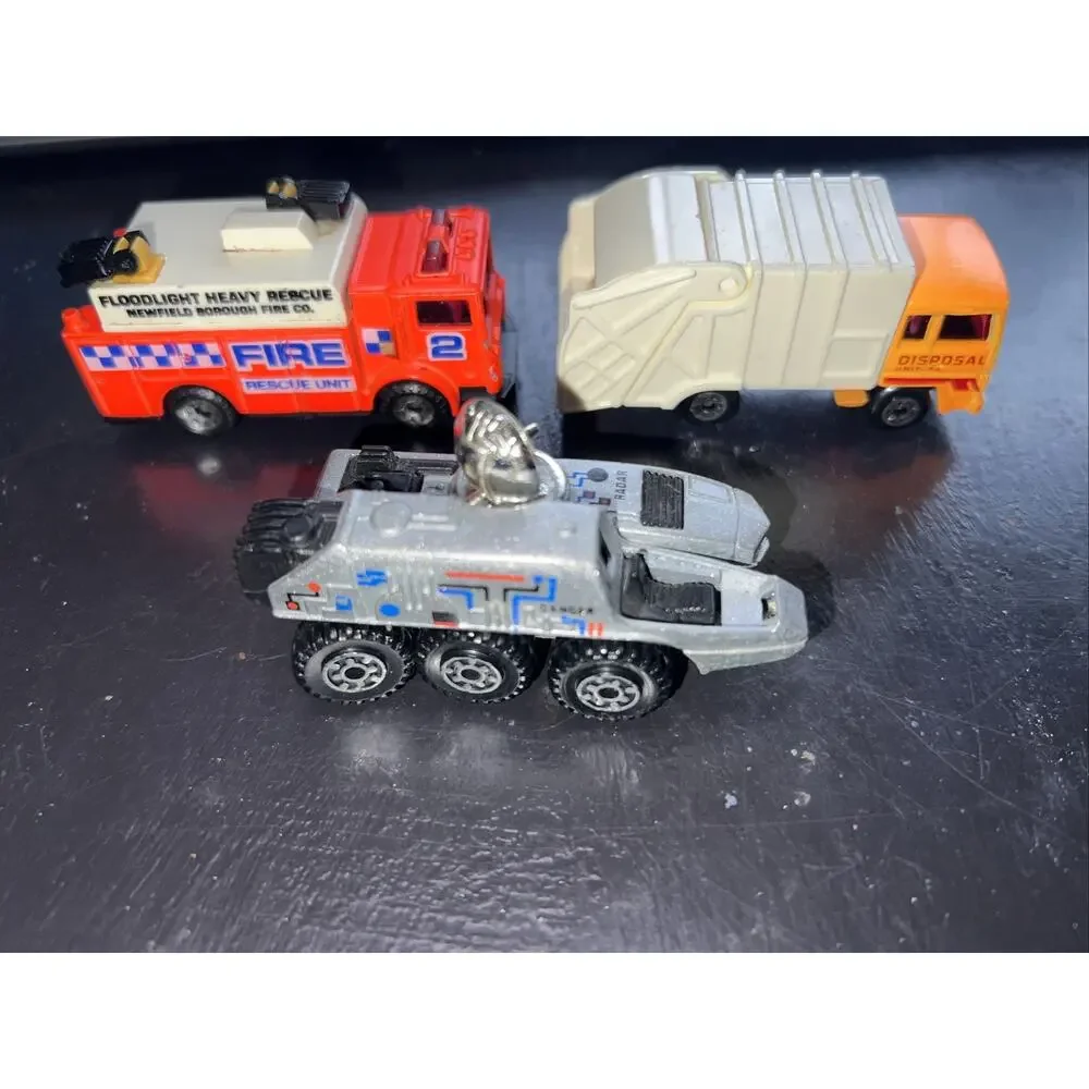 Lot 8-Matchbox-Hot Wheels-REFUSE TRUCK-Space Rover-fire Rescue-twang-Batmobile￼